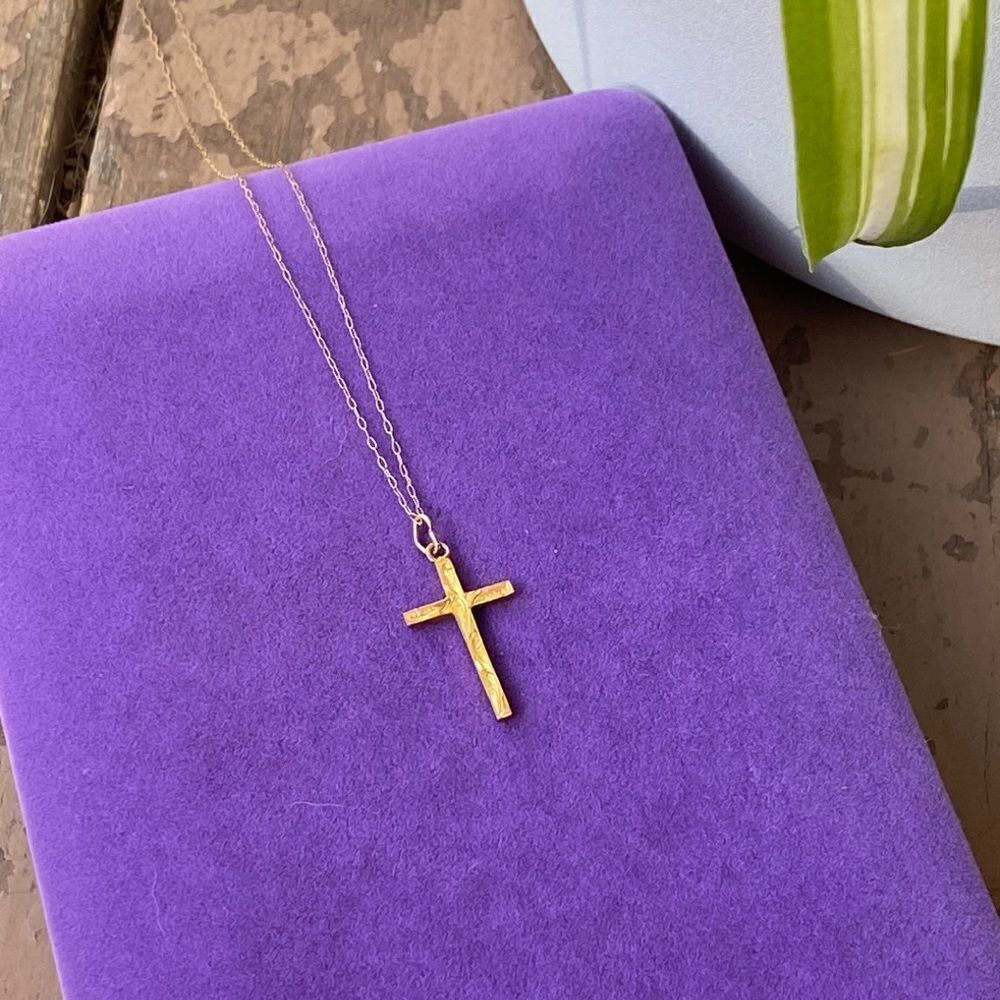 💛 9k Antique Floral Design Cross w/ 10k Chain